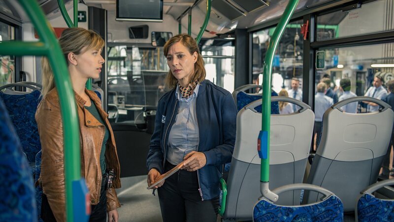 Resi Schwaiger (Mersiha Husagic, l.) befragt Sabine Preitl (Carin C. Tietze, r.). – Bild: ZDF