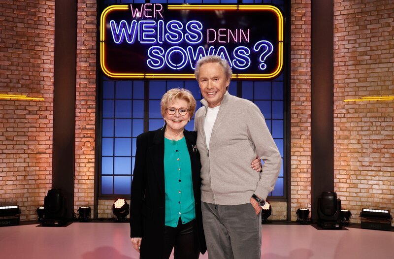 Treten bei „Wer weiß denn sowas?“ gegeneinander an: Die Sängerin Peggy March (l.) und der Sänger Peter Kraus (r.). – Bild: ARD/​Morris Mac Matzen