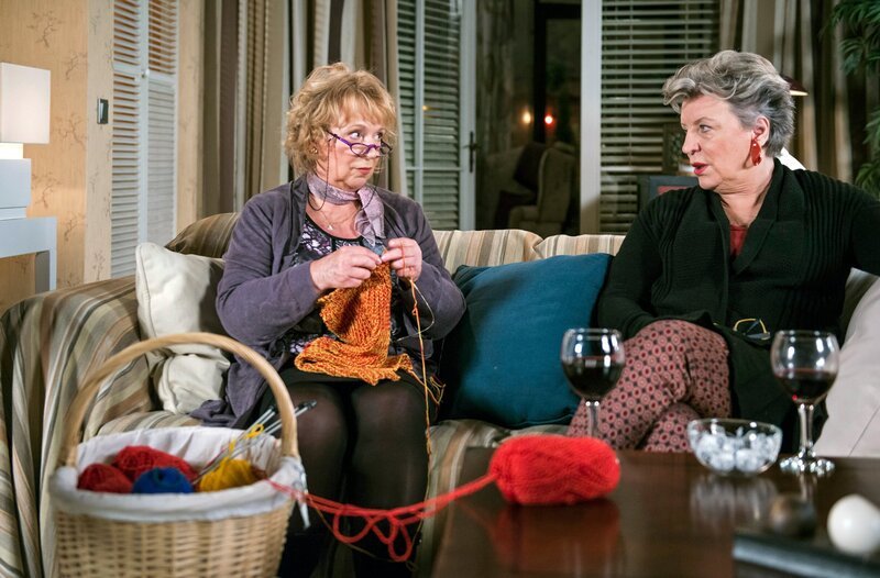 Erika (Madeleine Lierck-Wien, l.) strickt, während ihre Schwester Inge (Peggy Lukac, r.) ihr von ihrem Kummer erzählt. – Bild: ARD/​Nicole Manthey