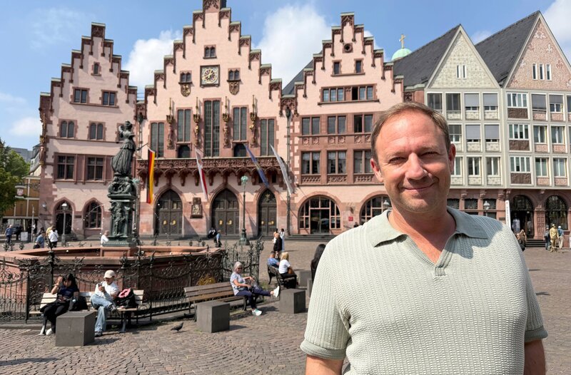 Moderator Tobias Kämmerer auf dem Römer in Frankfurt. – Bild: HR