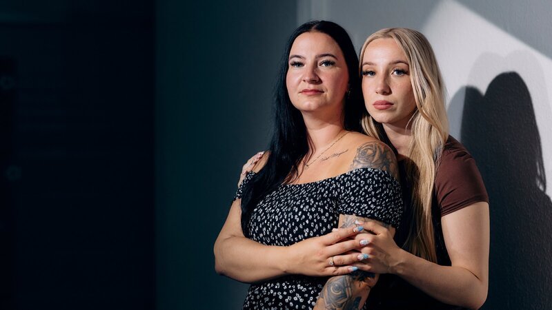 Jaqueline (32), (l.) übernimmt mit 24 Jahren das Sorgerecht für ihre zwölf Jahre jüngere Schwester Caithlen (20), (r.). – Bild: 3sat