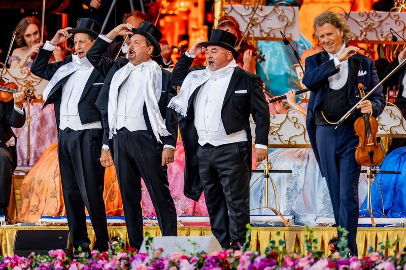 Die Platin-Tenöre und André Rieu (rechts) treten auf dem Vrijthof, dem größten öffentlichen Platz im historischen Zentrum von Maastricht, auf. – Bild: Marcel van Hoorn /​ André Rieu Produktions