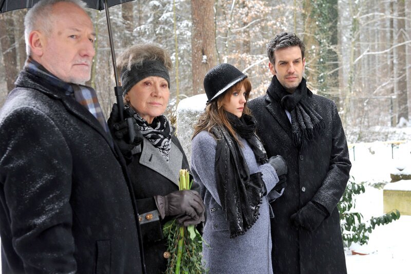 Die Trauergäste Alfons (Sepp Schauer, l.), Hildegard (Antje Hagen, 2.v.l.), Sabrina (Sarah Elena Timpe, 2.v.r.) und Nils (Florian Stadler, r.) sind sehr gerührt, angesichts Charlottes Rede, über ihre Liebe zu Julius. – Bild: ARD/​Ann Paur
