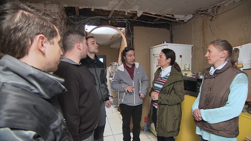Rechtsanwältin Manuela Reibold-Rolinger (2.v.re.), Architekt John Kosmalla (Mitte) und Angela (re.) besprechen sich in der Küche mit den Handwerkern. – Bild: RTL II