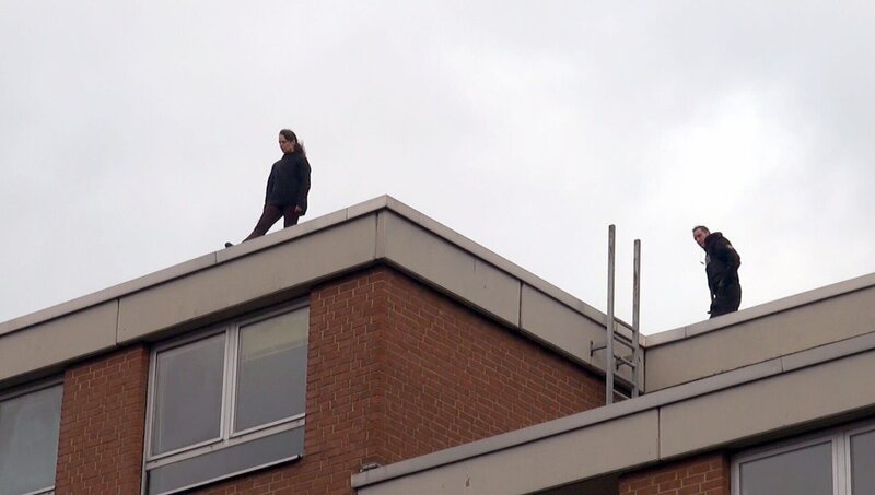 Eine Frau will sich von einem Hochhaus stürzen. Kann das SEK sie von diesem schrecklichen Plan abbringen..? – Bild: RTL II