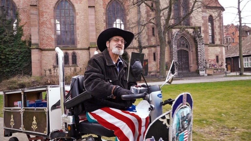 In Nürnberg lebt Frührentner Andi (62), der im Stadtteil Gostenhof bekannt ist. Vor zwei Jahren hat er seine Frau verloren und sich nun der Wohltätigkeit verschrieben. – Bild: RTLZWEI