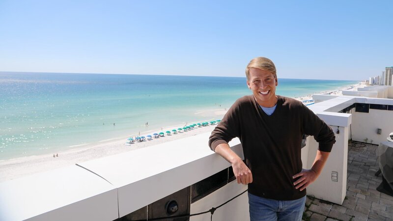 Host Jack McBrayer takes in the ocean views, as seen on Zillow Gone Wild, Season 1. – Bild: Warner Bros. Discovery