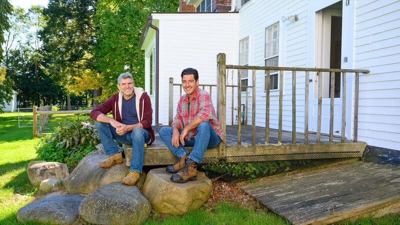 Jonathan Knight visits the turkey flock at Saltonstall Farm. Jonathan and Kristina Crestin will work together to renovate this worn down farmhouse into a new livable space, as seen on Farmhouse Fixer, Season 3. – Bild: Warner Bros. Discovery /​ Shawn G. Henry/​Getty Images