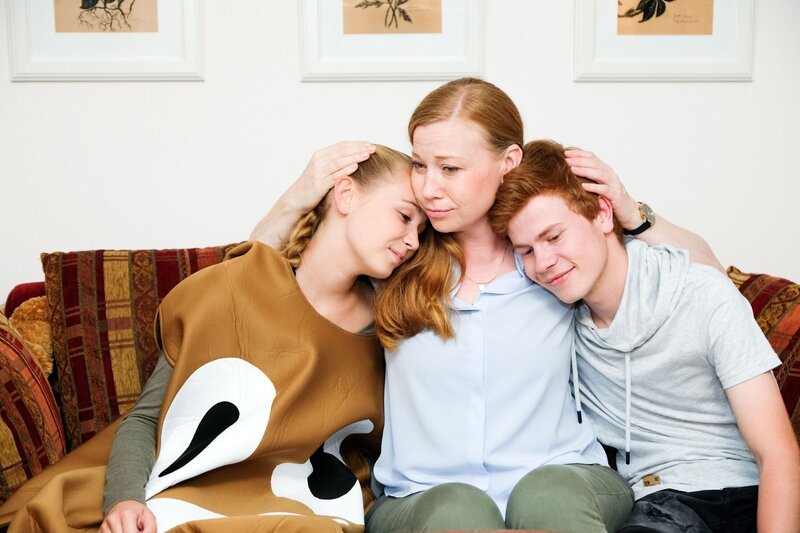 Tina (Franziska Arndt, M.) ist ihren Kindern Hannah (Katharina Gieron, l.) und Leon (Leon Seidel) gegenüber offen und bittet sie um Verständnis für ihre Situation. – Bild: MG RTL D /​ Stefan Behrens