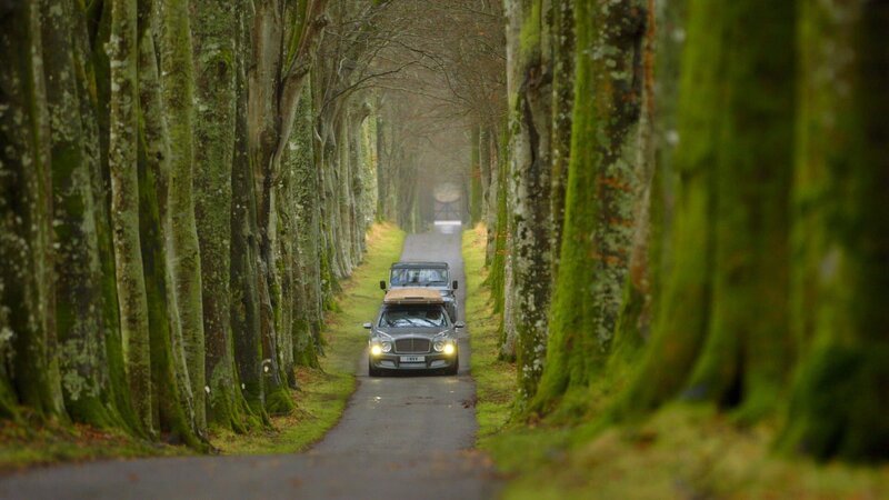 Bentley auf der Fahrt durch den Wald. – Bild: National Geographic Channels