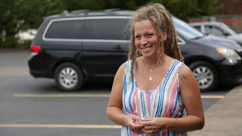 Charlotte walking through parking lot – Bild: TLC (DEUT)