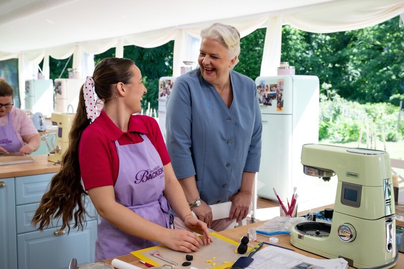 Anna (l.), Bettina Schliephake-Burchardt (r.) – Bild: Joyn /​ Claudius Pflug