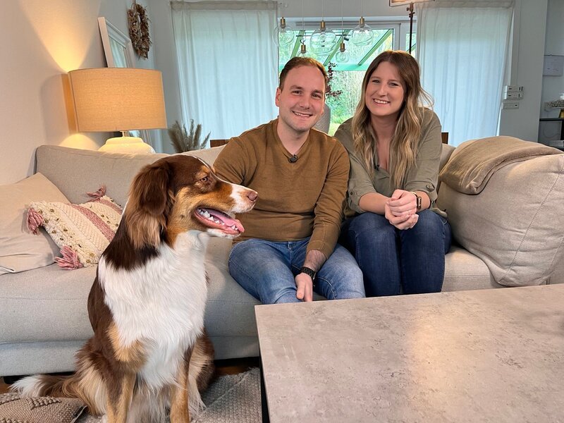 Australian Shepherd Rudi hingegen legt lieber den Rückwärtsgang ein, sobald er ein unerwartetes Geräusch hört. Die Besitzer Lara und Fabio brauchen Hilfe. – Bild: RTL