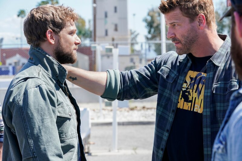 Pictured L to R: Clay Spenser (Max Thieriot), Jason Hayes (David Boreanaz) – Bild: OPTN