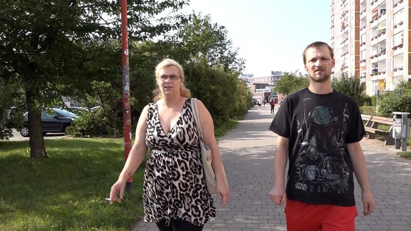 50 bis 60 Stunden arbeitet René als Koch in Warnemünde. Seine Frau Nicole kümmert sich alleine um die drei gemeinsamen Söhne, doch ein gemeinsames Familienleben findet nicht statt. Ist die Ehe nach acht Jahren vor dem Aus? – Bild: RTLZWEI
