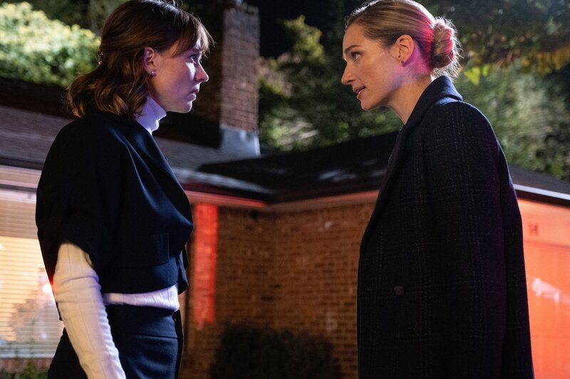 Kristen Bouchard (Katja Herbers, l.); Mira Byrd (Kristen Connolly, r.) – Bild: CBS Broadcasting, Inc. All Rights Reserved /​ Jeff Neumann