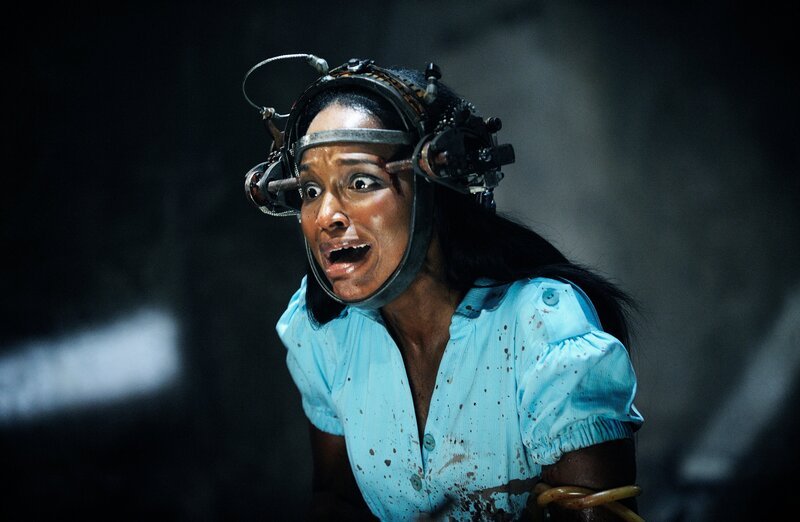 Muss innerhalb von 60 Sekunden mehr Gewicht als ihr Kollege verlieren. Kredithai Simone (Tanedra Howard) greift zum Messer&nbsp;… – Bild: KinoweltTV /​ Steve Wilkie
