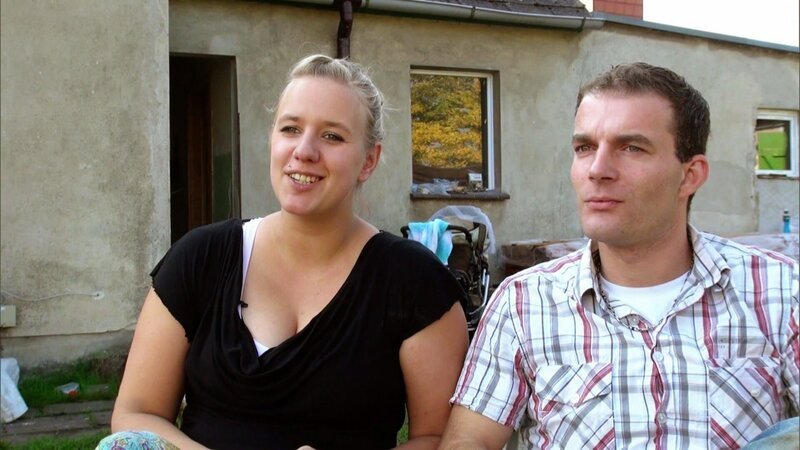 Andreas und Jeanette haben für sich und ihre beiden Kinder ein großes, renovierungsbedürftiges Einfamilienhaus gekauft. – Bild: RTL II
