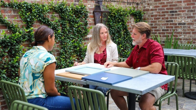 Mika Kleinschmidt meets with homeowners Brad and Carrie Thrift to go over design decisions, as seen on 100 Day Dream Home, Season 6. – Bild: Warner Bros. Discovery