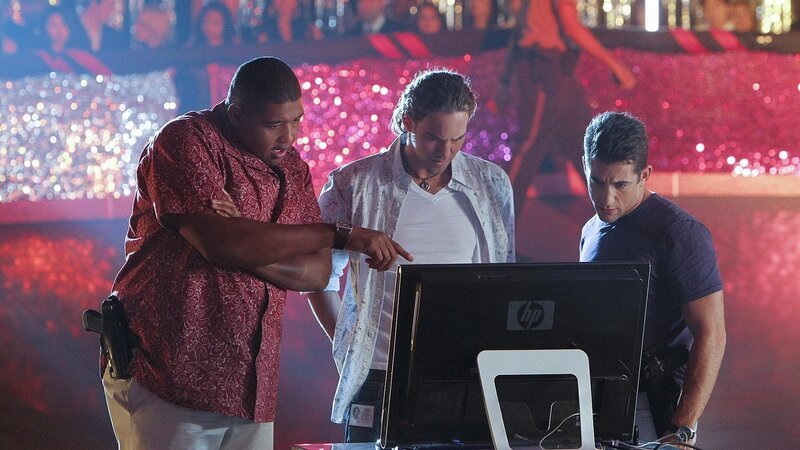 Walter (Omar Miller), Dave (Wes Ramsey) und Ryan (Jonathan Togo) sichten die Aufzeichnung des Roller-Derbys, um herauszufinden, wer es auf Connie abgesehen hat. – Bild: RTL