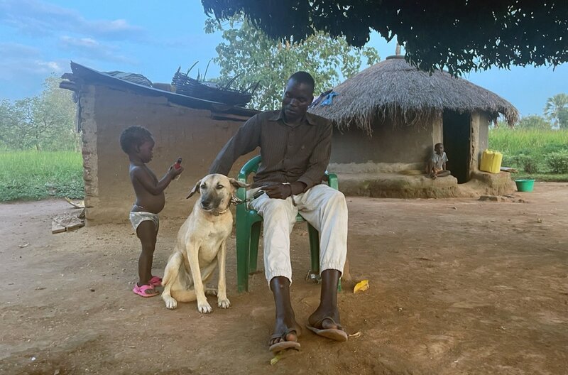 Kenneth Odonkonyero (Mi.) mit seinem Trosthund Owponya – Bild: MedienKontor