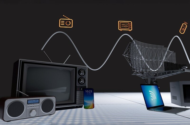 Das ist das sogenannte elektromagnetische Spektrum: von den Radiowellen, die Radios, Handys und Fernsehgeräte nutzen, zu den Mikrowellen für unser WLAN, Radargeräte und zum Essen aufwärmen. – Bild: Mad Films