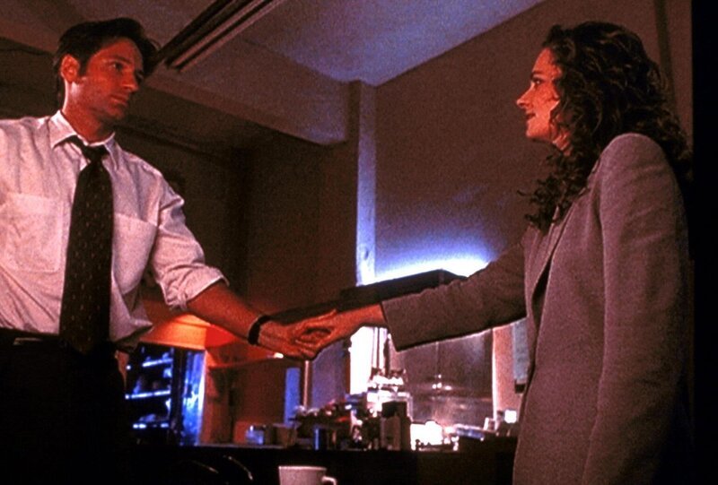 Mulder (David Duchovny, l.) trifft sich mit seiner angeblichen Schwester Samantha (Megan Leitch, r.), die er schon lange nicht mehr gesehen hat. – Bild: ProSieben MAXX