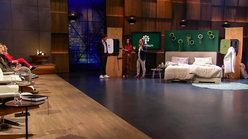 Carsten Maschmeyer und Judith Williams mit Gründer Benjamin Koch von plümoBaum (v.li.). – Bild: RTL /​ Folge 176