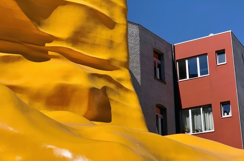 Auch die Rückfassade wurde durch eine Skulptur des Künstlers Nick Ervink aus knallgelbem Kunststoff erweitert. – Bild: BR/​Sabine Reeh