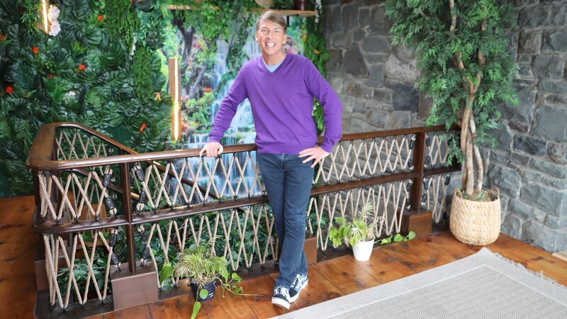 Host Jack McBrayer posing in wide shot. Poconos Entrance, as seen on Zillow Gone Wild, Season 2. – Bild: Warner Bros. Discovery