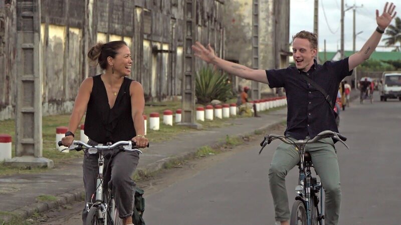 Sarah und Thomas verbringen einen freien Abend an Land. – Bild: Bibel TV