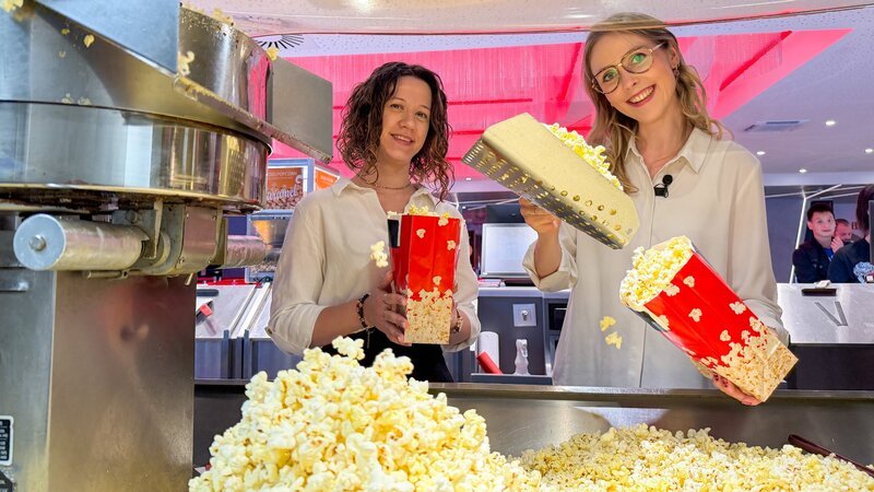 Kinoleiterin Kathi und Lena bereiten frisches Popcorn zu. – Bild: ORF
