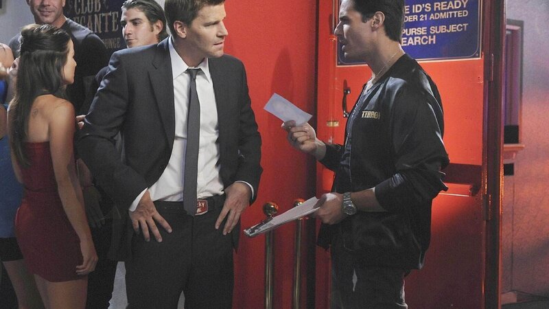 Booth’ (David Boreanaz, l.) Ermittlungen im Mordfall Richie führen ihn zu einem Club, wo er von dem Türsteher Terror (Antonio Sabato Jr.) aufgehalten wird. – Bild: TVNOW /​ FOX