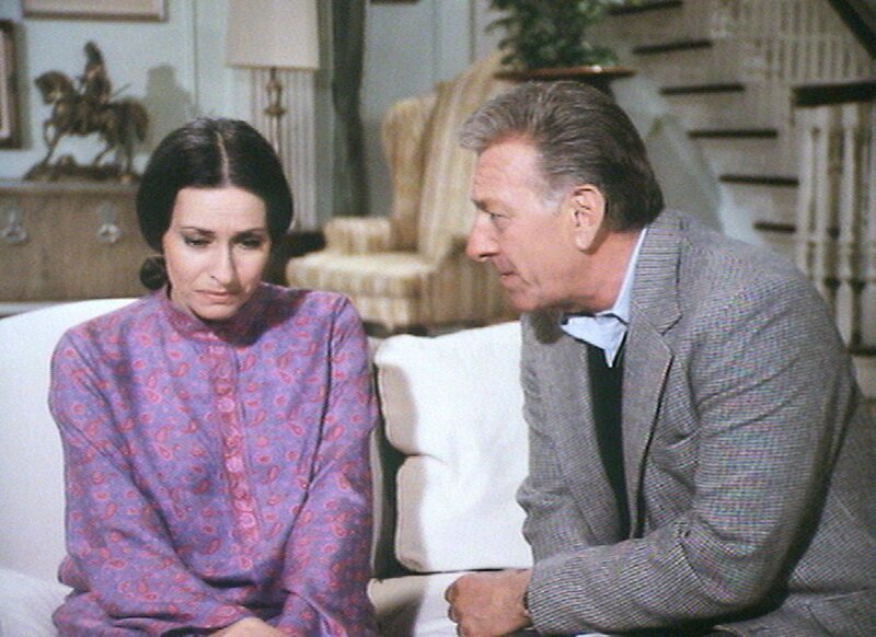 Als der Millionär Powell Dixon ums Leben kommt, macht Janina (Ina Balin), die Frau des Toten, gegenüber Quincy (Jack Klugman) Andeutungen, dass sie für den Tod verantwortlich ist. – Bild: RTPL /​ RTLplus