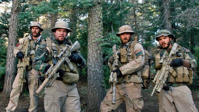 In Afghanistan gehen vier US-Soldaten durch die Hölle … (Taylor Kitsch, li., Mark Wahlberg, 2.v.li., Ben Foster, 2.v.re. und Emile Hirsch, re.) – Bild: RTLZWEI In Afghanistan gehen vier US-Soldaten durch die Hölle … (Taylor Kitsch, li., Mark Wahlberg, 2.v.li., Ben Foster, 2.v.re. und Emile Hirsch, re.) – Bild: RTLZWEI