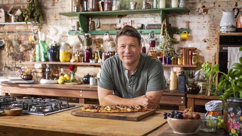 In dieser brandneuen Serie begleiten wir den Lieblingskoch der Nation in seinem Landhaus, wo er leckere, gesunde Rezepte aus seinem neuen Buch 7 Ways zubereitet: Einfache Ideen für jeden Tag der Woche. – Bild: TVNOW /​ Jamie Oliver Enterprises Ltd. Photographer; Freddie Claire