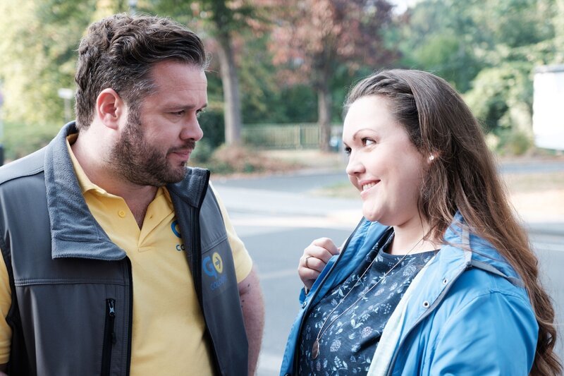Nadine (Sarah Victoria Schalow) ist trotz Klaus’ (Klaus Heck) Sorge fest entschlossen, die Schneiderei für eine Zeit zu übernehmen. – Bild: MG RTL D /​ Stefan Behrens