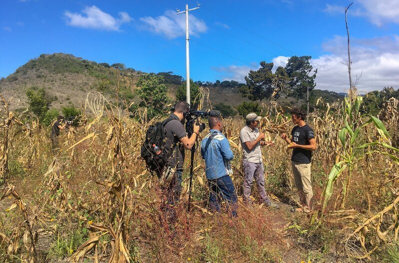 In der Nähe von Chiapas trifft Corentin (re.) eine Organisation, die versucht, uralte landwirtschaftliche Verfahren wieder einzuführen – etwa die Mischkultur Milpa, bei der Mais, Bohnen und Kürbisse gemeinsam angebaut werden. – Bild: Interscoop