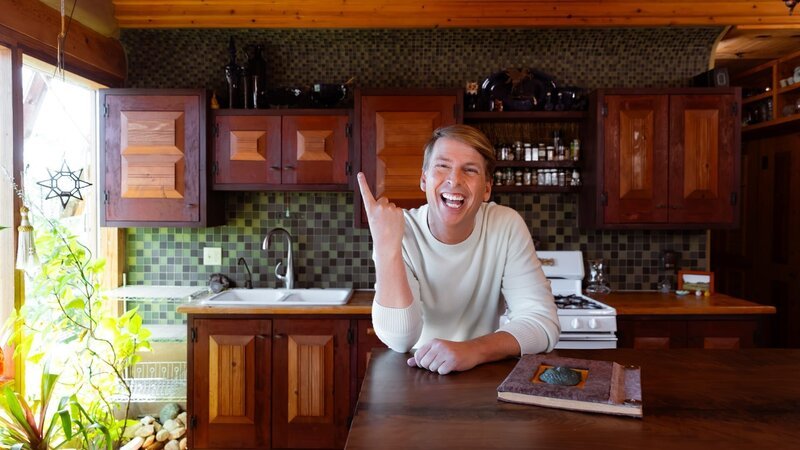 Host Jack McBrayer in the kitchen of the Earthship Home, as seen on Zillow Gone Wild, Season 2. – Bild: Warner Bros. Discovery /​ Amanda Powell
