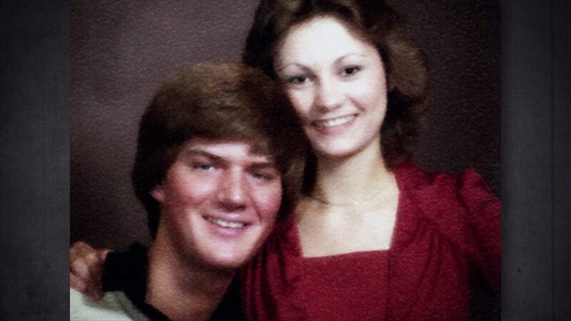 Im Januar 2003 findet Amber Thorngren ihren toten Vater Kurt im Badezimmer. Die Ermittler stellen fest, dass ein Schuss in den Mund die Todesursache war. War Kurts (l.) Tod ein Unfall oder doch Mord? – Bild: SUPER RTL