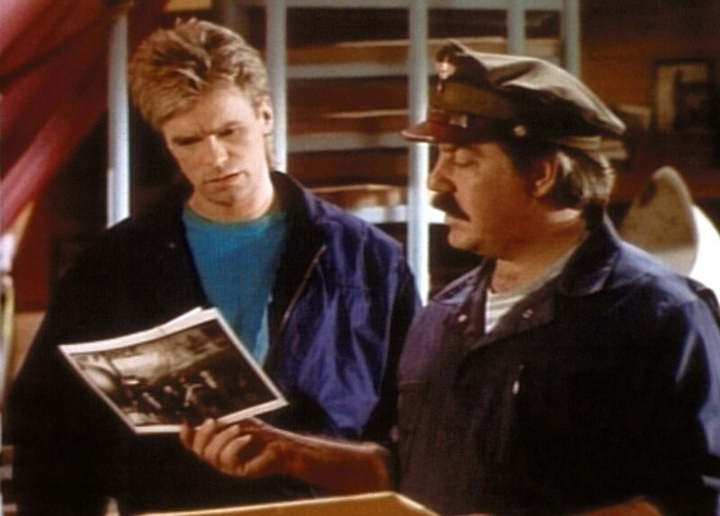 MacGyver (Richard Dean Anderson, l.) und Jack Dalton (Bruce McGill, r.) betrachten Beweismaterial. – Bild: Paramount Pictures