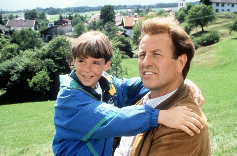 Der Witwer Thomas Burgner (Gerhart Lippert) und sein Sohn Maxl (Manuel Guggenberger) fühlen sich in dem Bergdorf sehr wohl. – Bild: AUS9 /​ Austria9