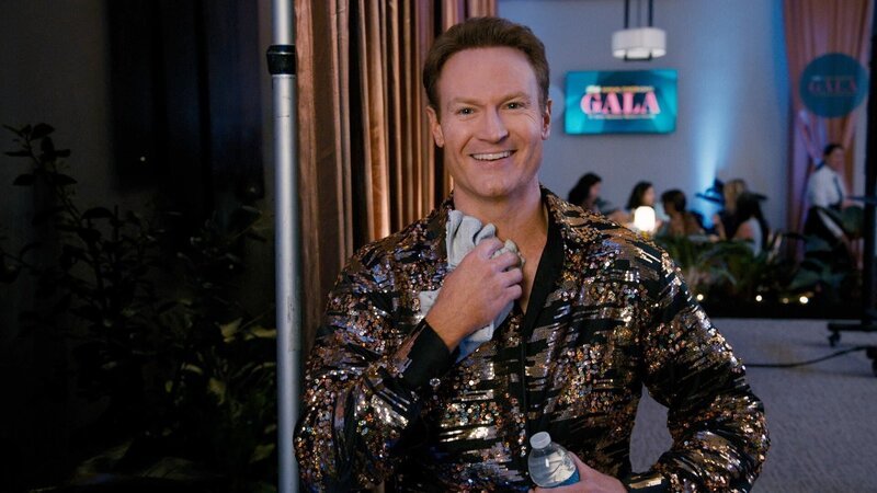 St. Denis Medical – „Bruce-Ic and the Mus-Ic“, Episode 117. Josh Lawson als Dr. Bruce. – Bild: Universal Television LLC