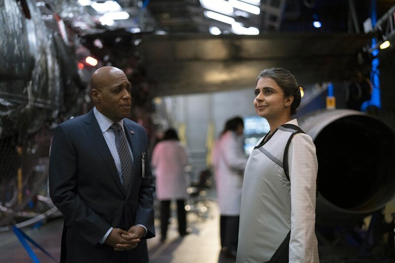 Robert Vance (Daryl Edwards, l.); Dr. Aria Gupta (Mahira Kakkar, r.) – Bild: Warner Bros. Entertainment Inc. /​ Peter Kramer