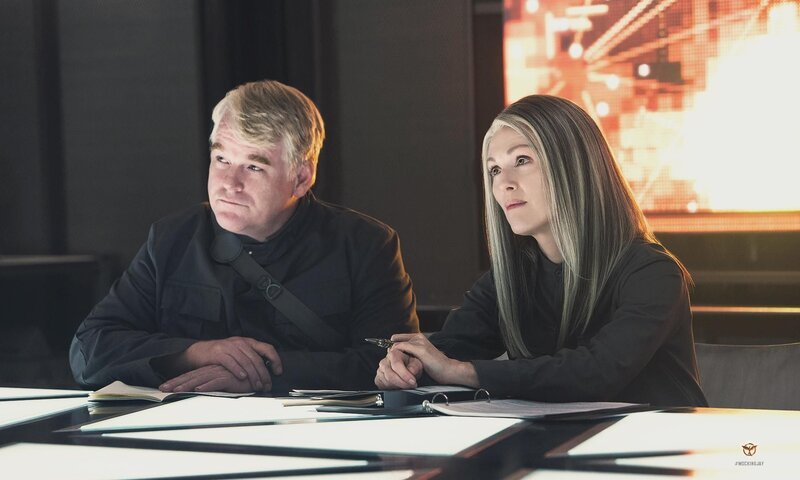 Was führen die mysteriöse Präsidentin Coin (Julianne Moore, r.) und ihr Verbündeter Heavensbee (Philip Seymour Hoffman, l.) wirklich im Schilde? – Bild: Lions Gate Entertainment Inc. / Murray Close Was führen die mysteriöse Präsidentin Coin (Julianne Moore, r.) und ihr Verbündeter Heavensbee (Philip Seymour Hoffman, l.) wirklich im Schilde? – Bild: Lions Gate Entertainment Inc. / Murray Close