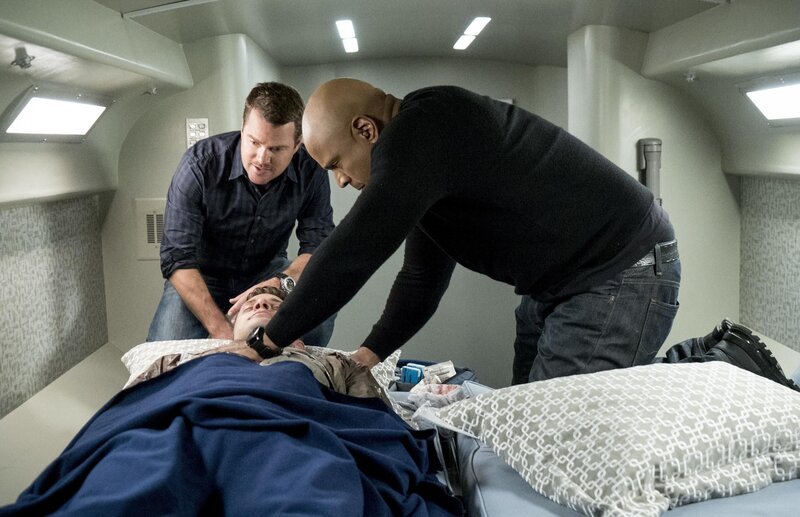 Nachdem ein Ingenieur, der an einer neuen Lenkrakete gearbeitet hat, ermordet aufgefunden wurde, müssen Sam (LL Cool J, r.) und Callen (Chris O’Donnell, l.) ermitteln, um den Mörder zu fassen … – Bild: CBS Broadcasting, Inc. /​ Sonja Flemming