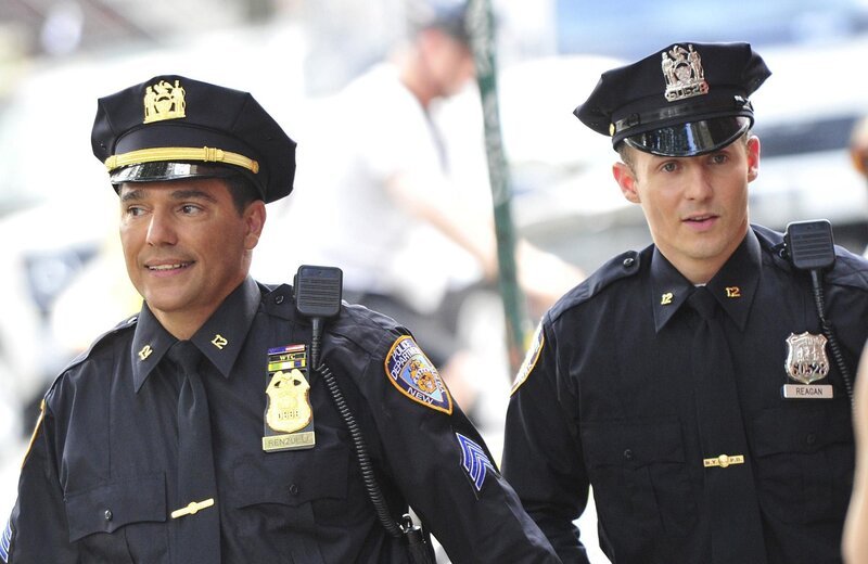 Will seinem Vorgesetzten Sgt. Anthony Renzulli (Nicholas Turturro, l.) unbedingt beweisen, dass ein guter Polizist in ihm steckt: Jamie (Will Estes, r.) – Bild: CBS Broadcasting Inc.