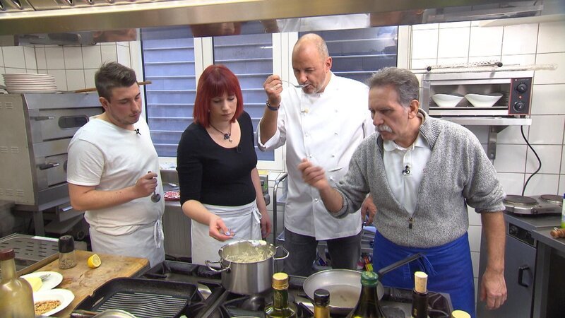 Sternekoch Frank Rosin (2.v.r.) gibt Stefano (r.) und seinem Team Brian (l.) und Anna (2.v.l.) wichtige Tipps, aber wird der temperamentvolle Sizilianer diese auch annehmen? – Bild: Kabel Eins