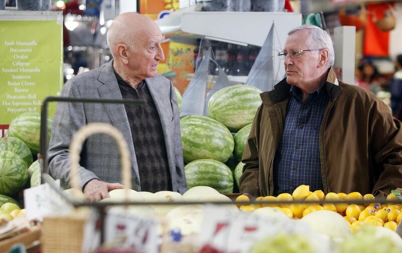 Der Mafiosi Happy Jack Vintano (Dominic Chianese, l.) ist überrascht als er von Henry Reagan (Len Cariou, r.) erfährt, dass sein Sohn verdächtigt wird, eine Polizistin ermordet zu haben … – Bild: CBS Broadcasting Inc.