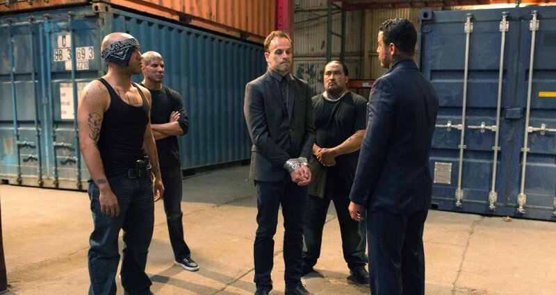 Sherlock (Jonny Lee Miller, M.) wird von El Halcoln (Jon Huertas, r.) und seiner gefährlichen Drogendealer-Bande gekidnapped. – Bild: CBS Broadcasting, Inc. All Rights Reserved /​ Jeff Neira